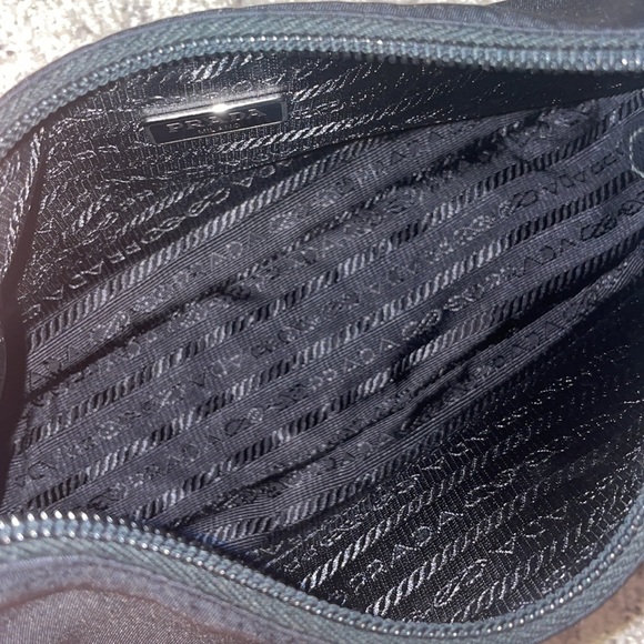 ❌❌ SOLD ❌❌ Prada Re-Edition 2000 Zip shoulder bag - Picture 11 of 14